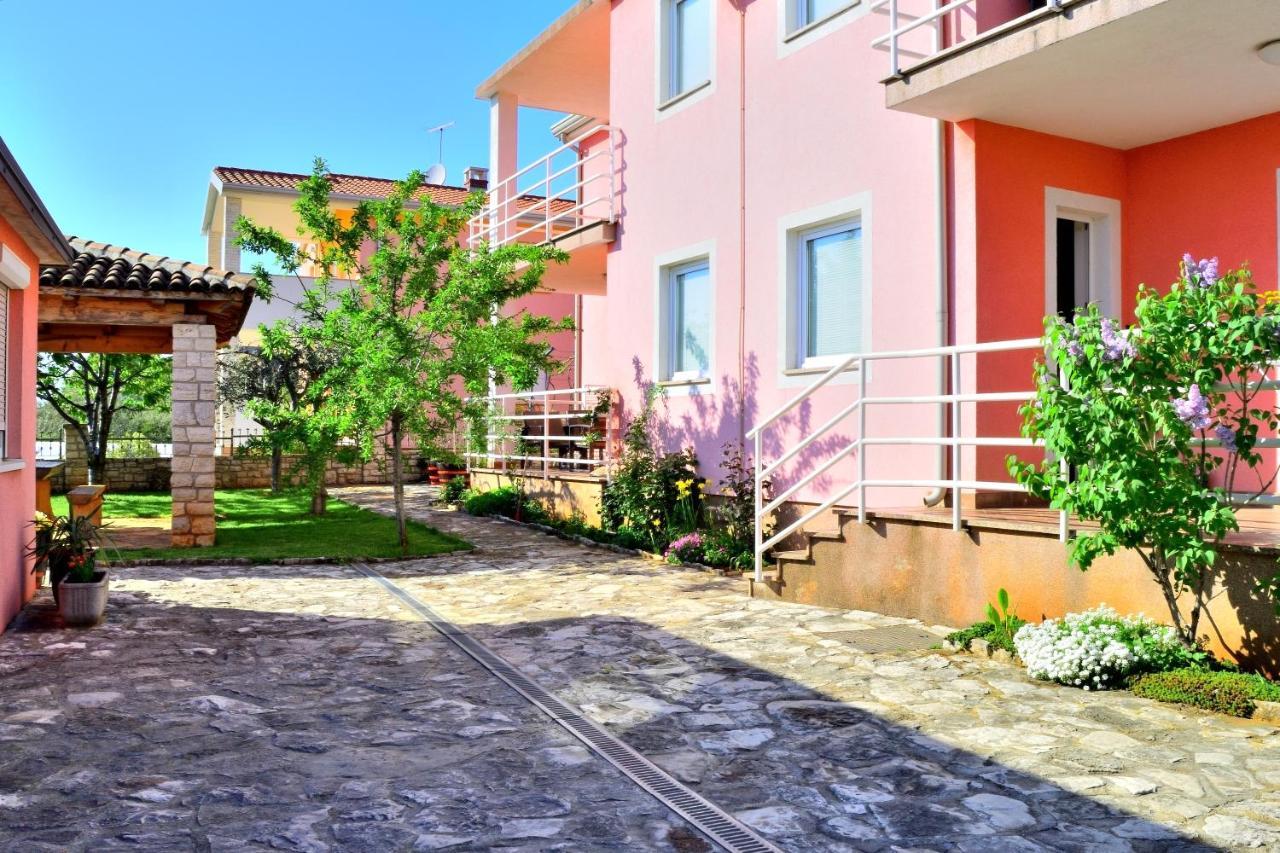 Apartment Domus Lauri Umag Exterior photo
